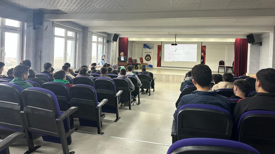 KOSGEB İstanbul Müdürü Ertuğrul ÇETİNKAYA tarafından girişimcilik ve destekleri hakkında genç girişimci adayı öğrencilerimize seminer verilmiştir.
